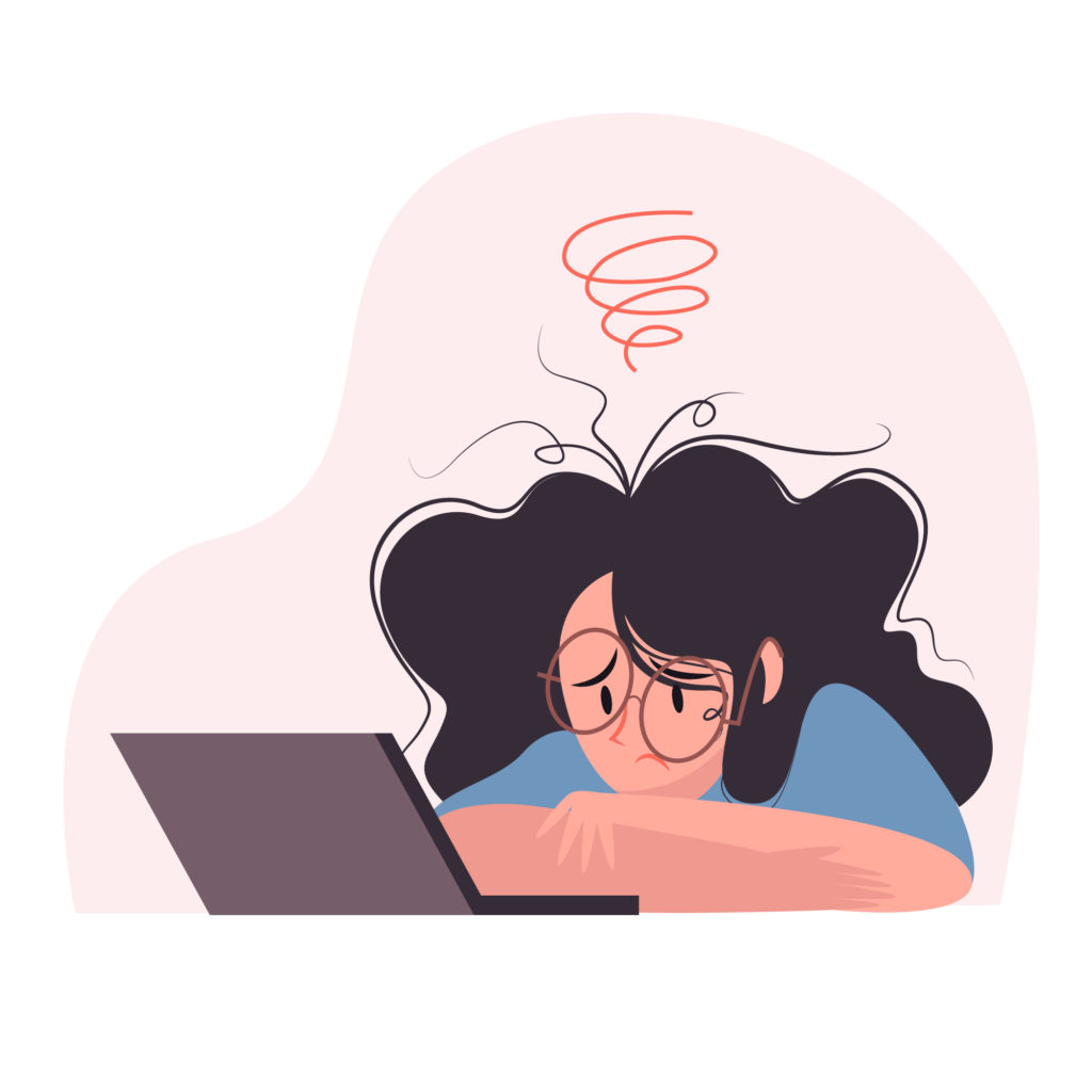 Une femme fatiguée face à son ordinateur